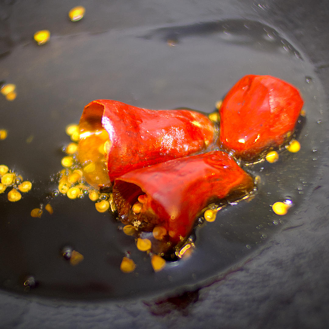 World of Chillies Chinese Facing Heaven chilli in hot oil