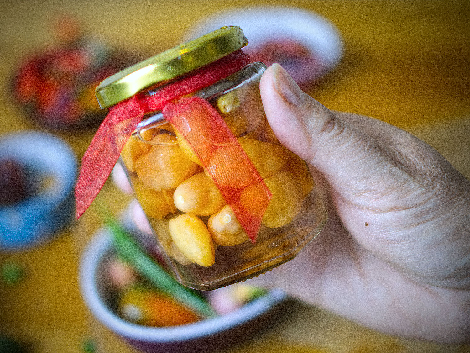  Christmas gift for the lucky ones. I pickled my ripe Cheiro Roxa into small jars. Bet they're going to be a big hit at the Christmas table! 