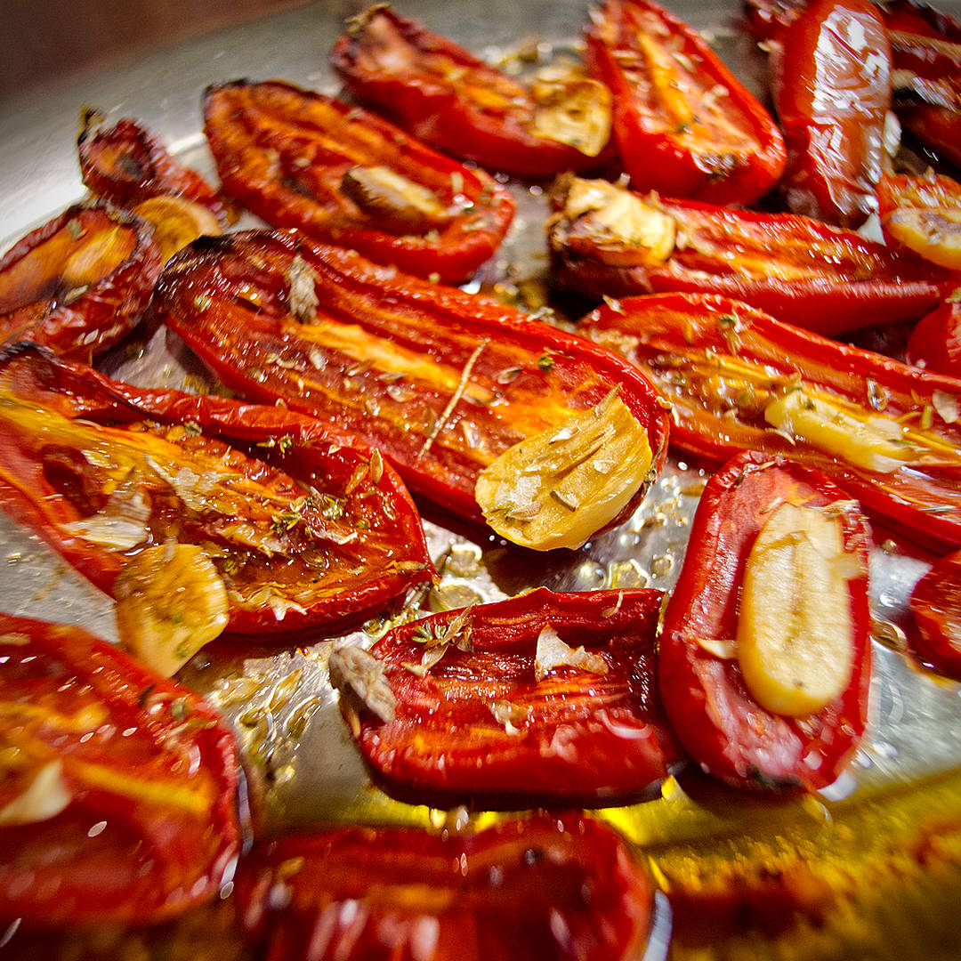  Plum tomatoes lose 30–55% water volume in the first roasting stage (depending on temperature).
This has been measured widely; San Marzano, being low-moisture, concentrate more efficiently. 