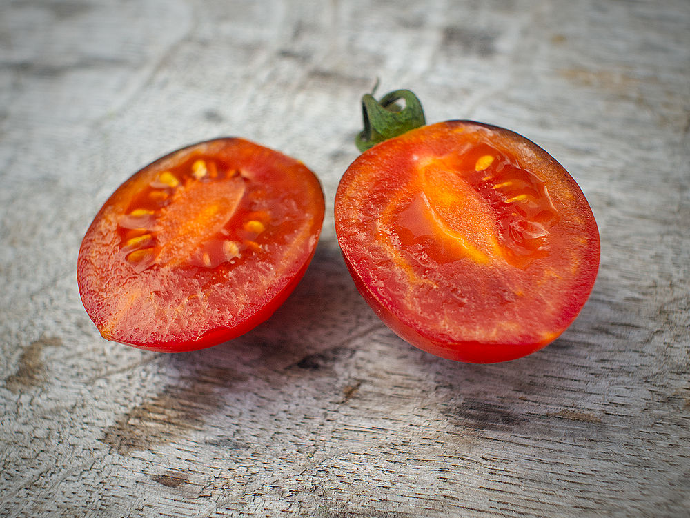 Black Moon Tomato cut open